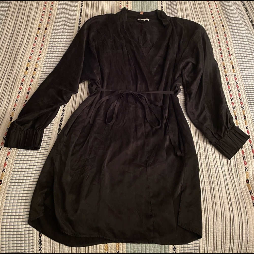 Beautiful Lunya silk robe, only worn twice. Questions welcome!